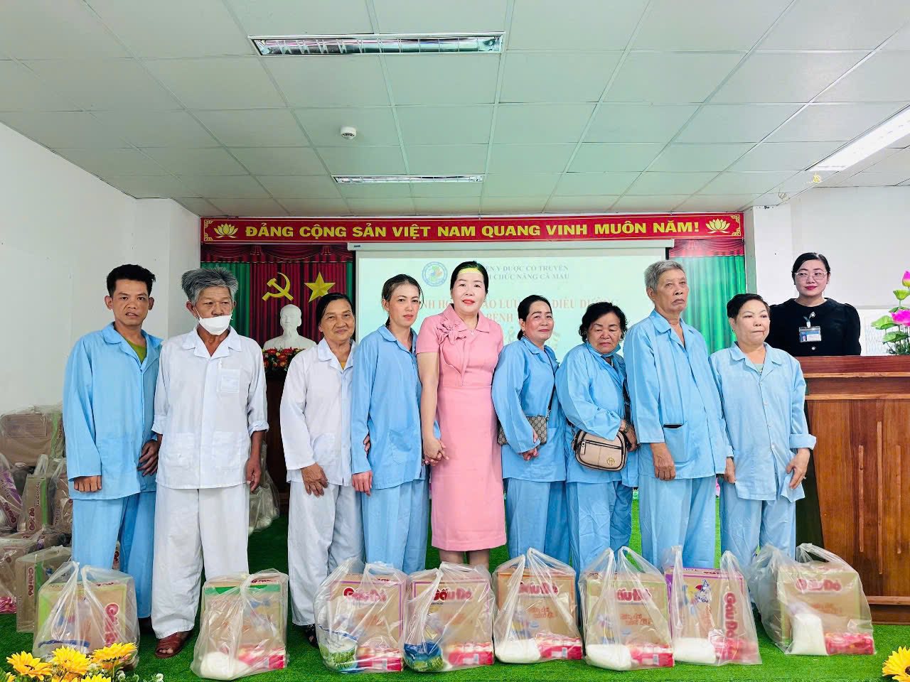 Bệnh viện Y Dược cổ truyền – Phục hồi chức năng tỉnh Cà Mau trao quà cho bệnh nhận có hoàn cảnh khó khăn